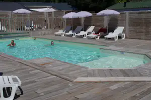 Camping de la Gères - Swimmingpool mit Liegestühlen und Sonnenschirmen