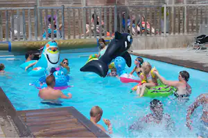 Camping de la Gères - badende Kinder im Kinderschwimmbecken