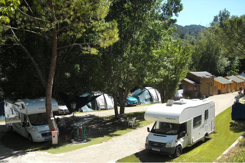 Camping de la Laune  -  Stellplatz vom Campingplatz zwischen Bäumen