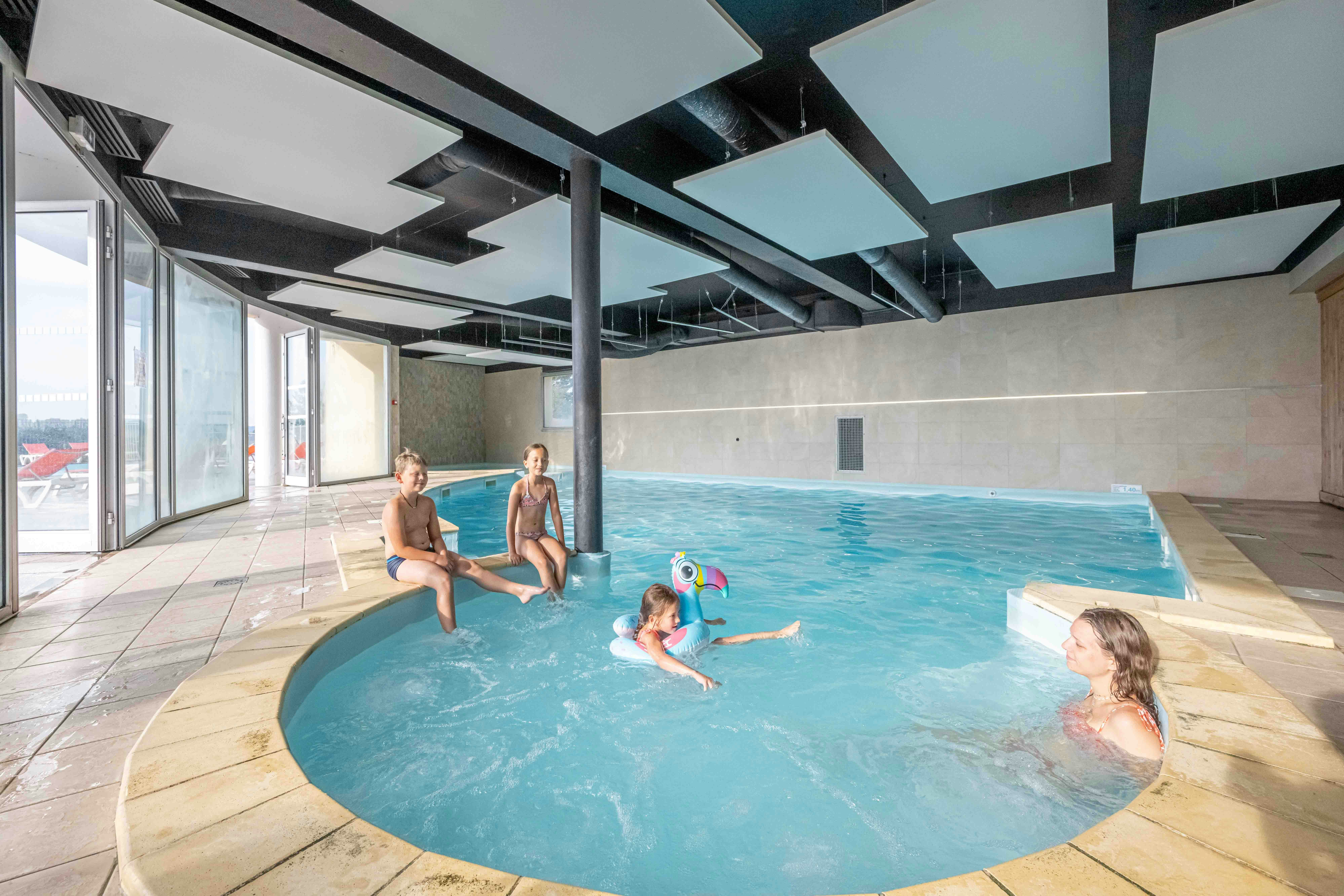 Camping de la Liez - Camper im Indoorpool