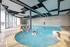 Camping de la Liez - Camper im Indoorpool
