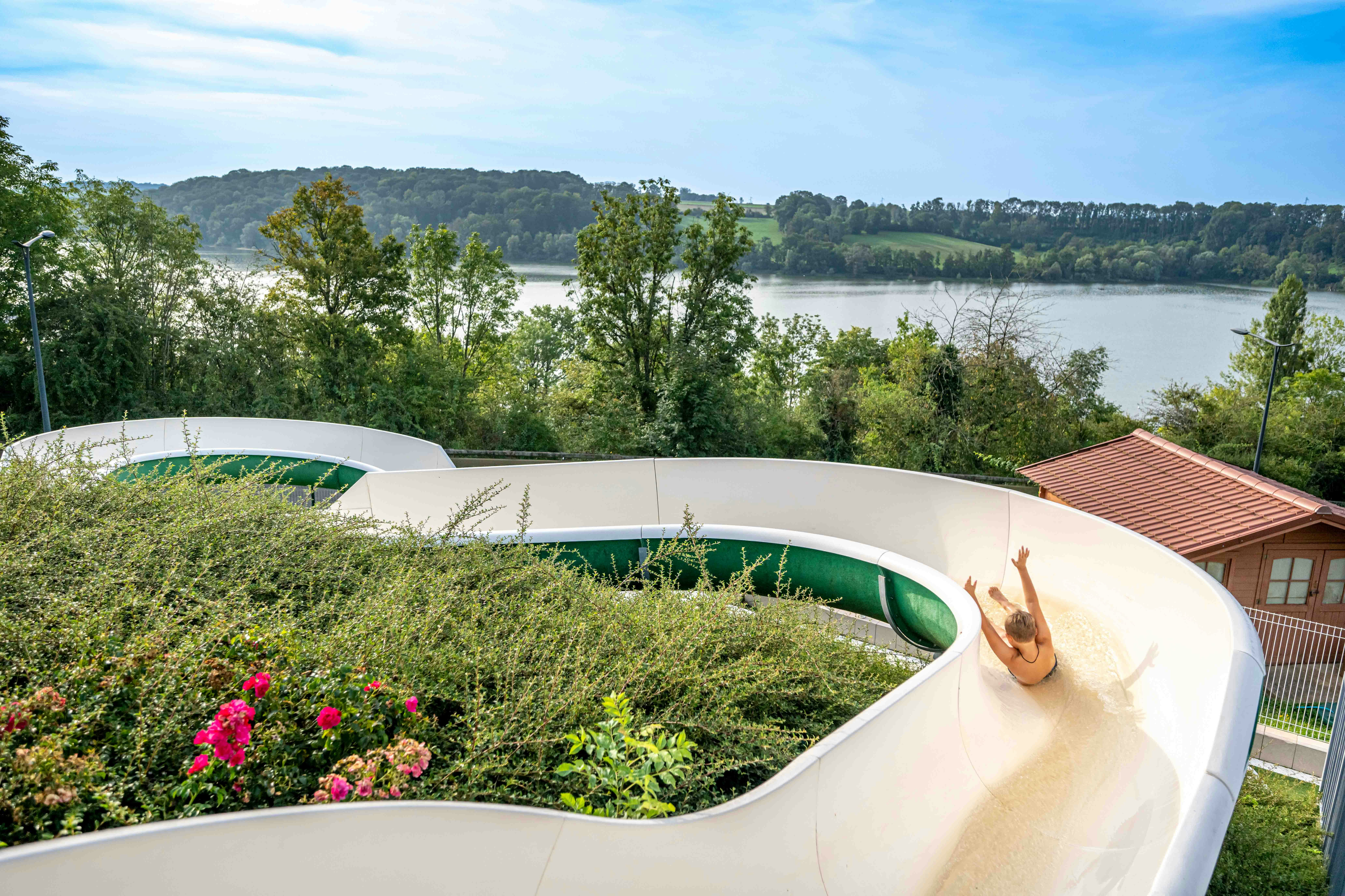 Camping de la Liez - Kind rutscht Wasserrutsche runter