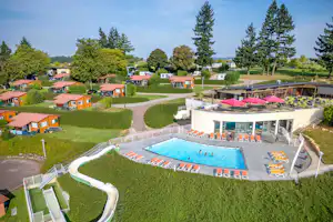 Camping de la Liez - Pool mit Wasserrutsche und Mobilheime auf dem Campingplatz