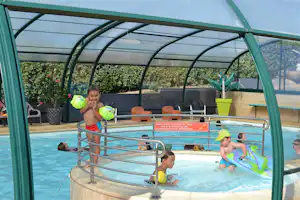 Camping de la Mer d'Iroise - Camper im überdachten Pool vom Campingplatz mit Kinderbecken