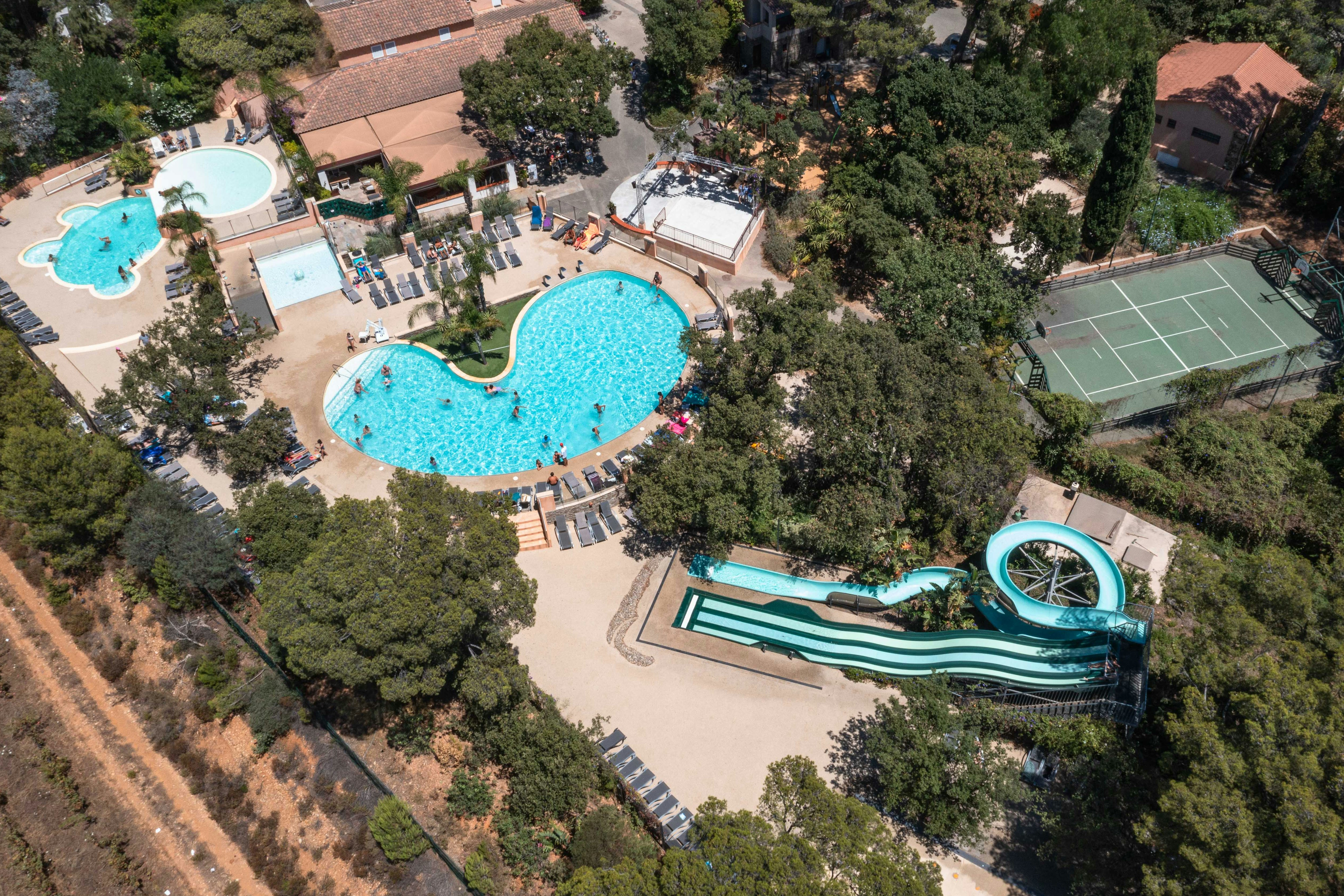 Camping de La Pascalinette  - Campingplatz mit Wasserpark aus der Vogelperspektive