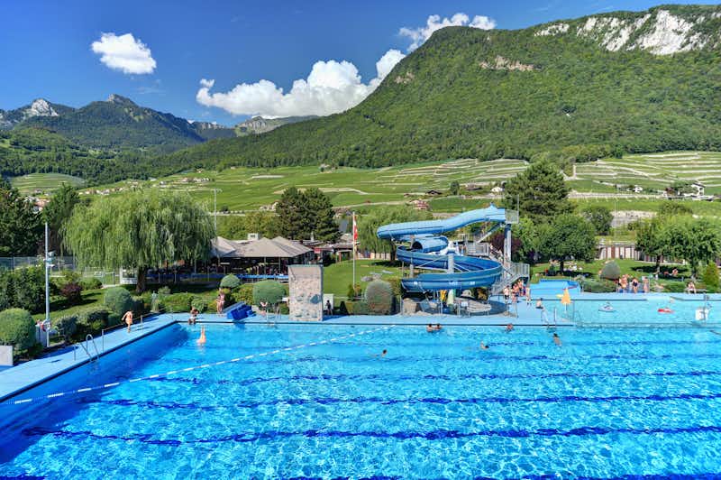 Camping De la Piscine - Campingplatz mit Pool und Wasserrutsche mit Blick auf die Berge