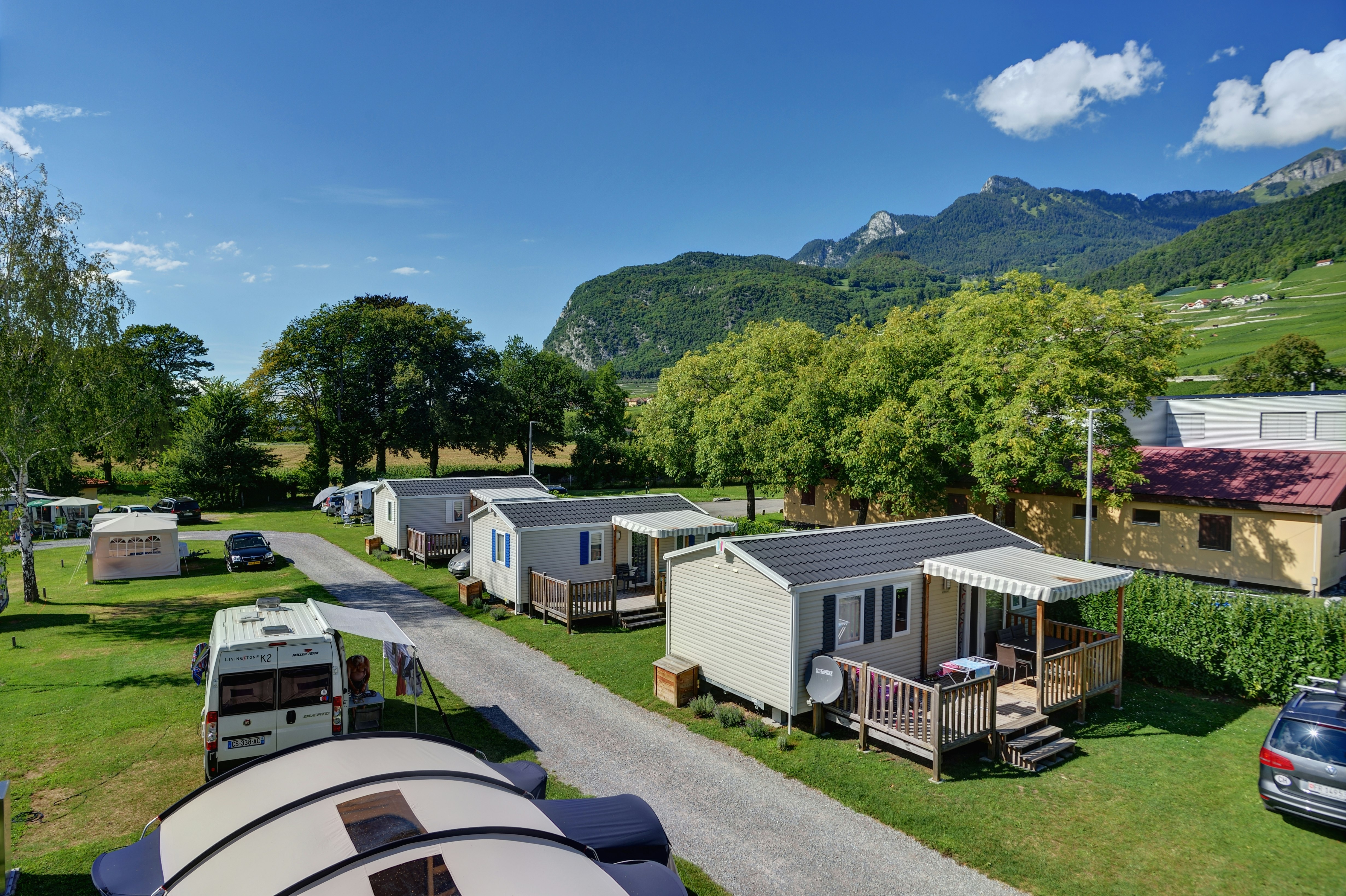 Camping De la Piscine - Mobileheime und Wohnwagenstellplaetze mit Blick auf die Alpenlandschaft