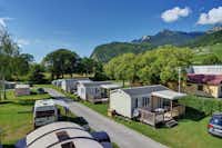 Camping De la Piscine - Mobileheime und Wohnwagenstellplaetze mit Blick auf die Alpenlandschaft