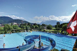 Camping De la Piscine - Pool und Wasserrutsche mit Blick auf die Berge
