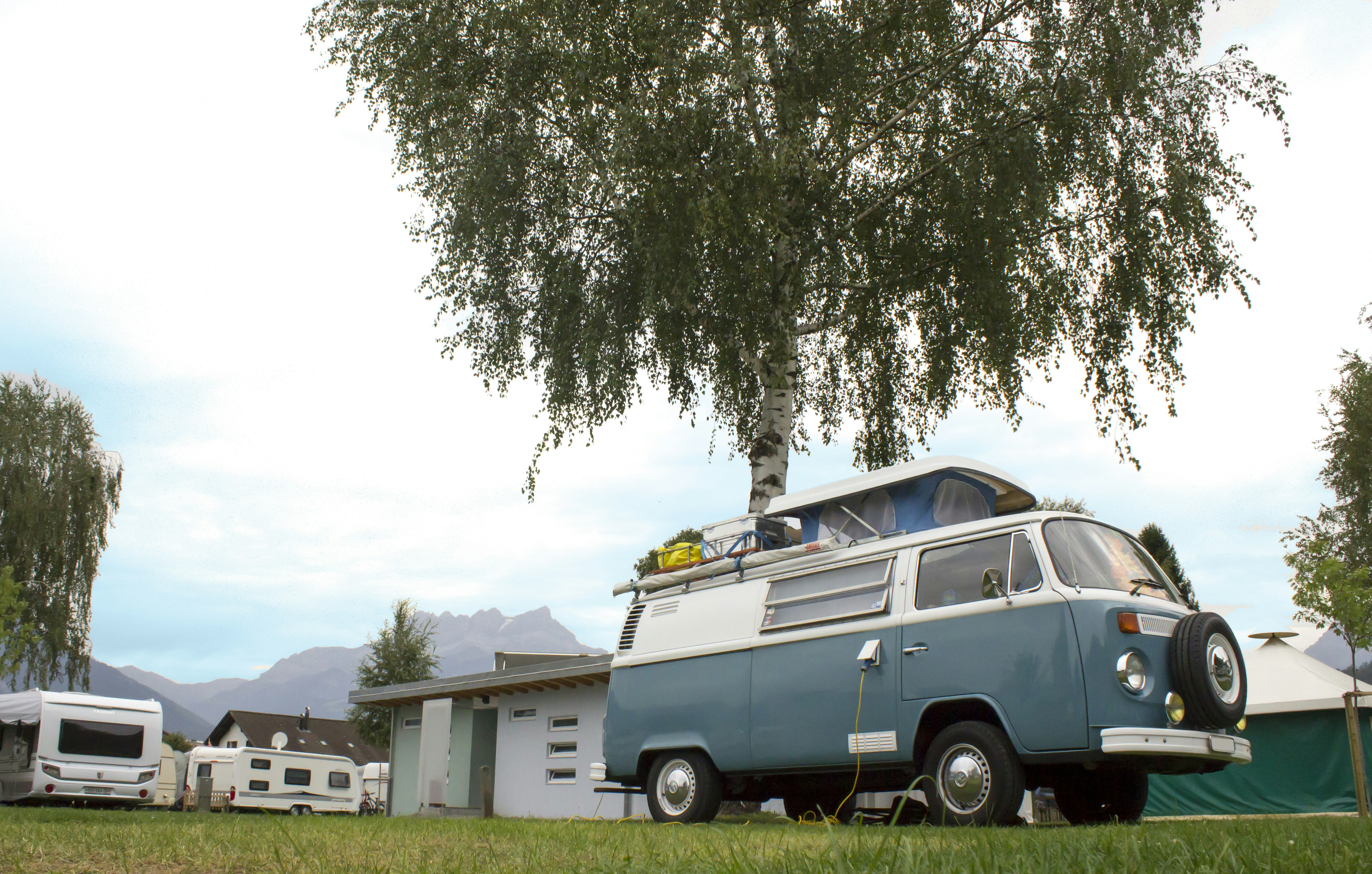 Camping De la Piscine - VW Bus auf dem Campingplatz