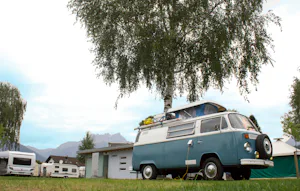 Camping De la Piscine - VW Bus auf dem Campingplatz
