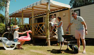 Camping de la Piscine - Camper grillen vor Mobilheim