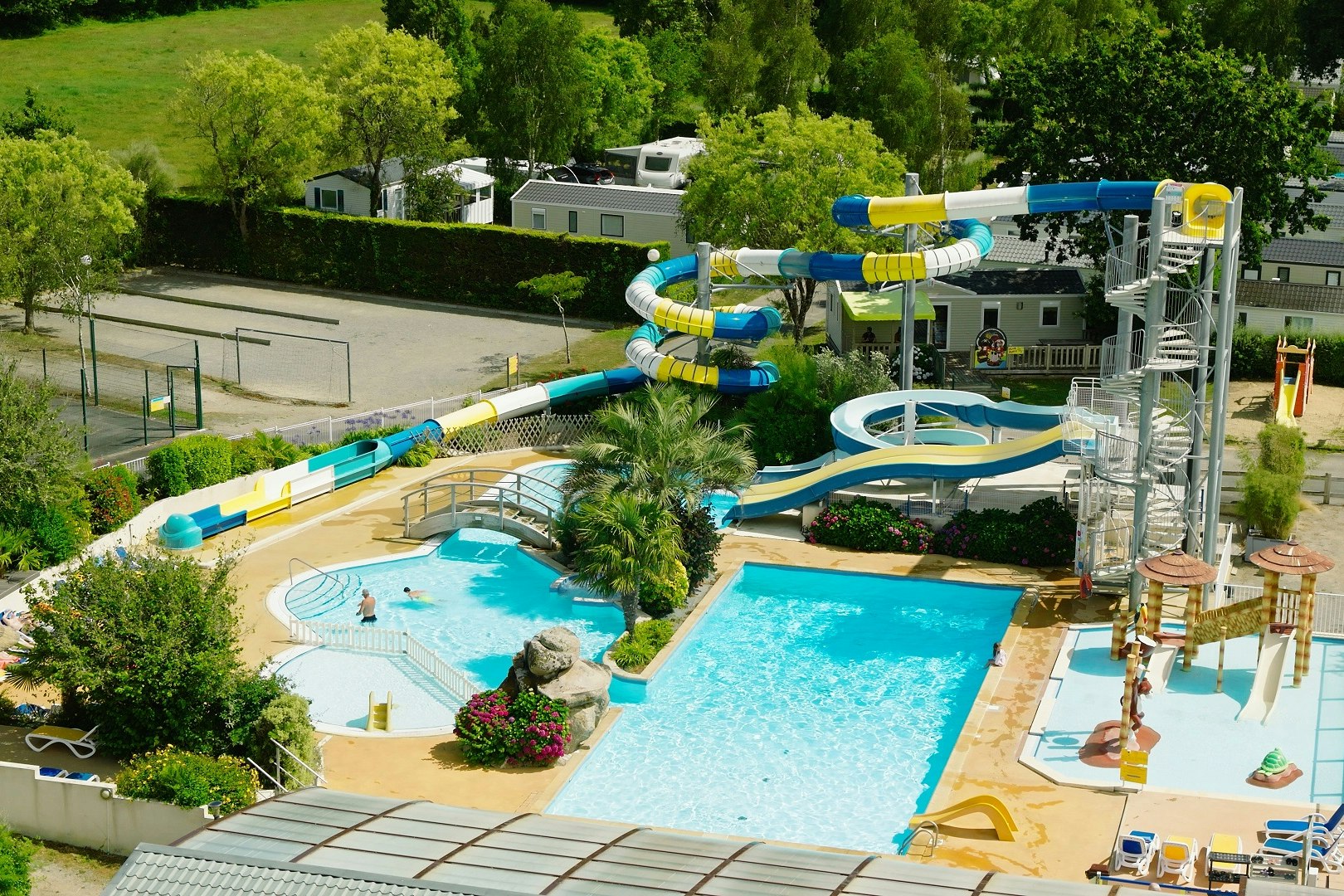 Camping de la Piscine - Freibad mit Rutschen auf dem Campingplatz