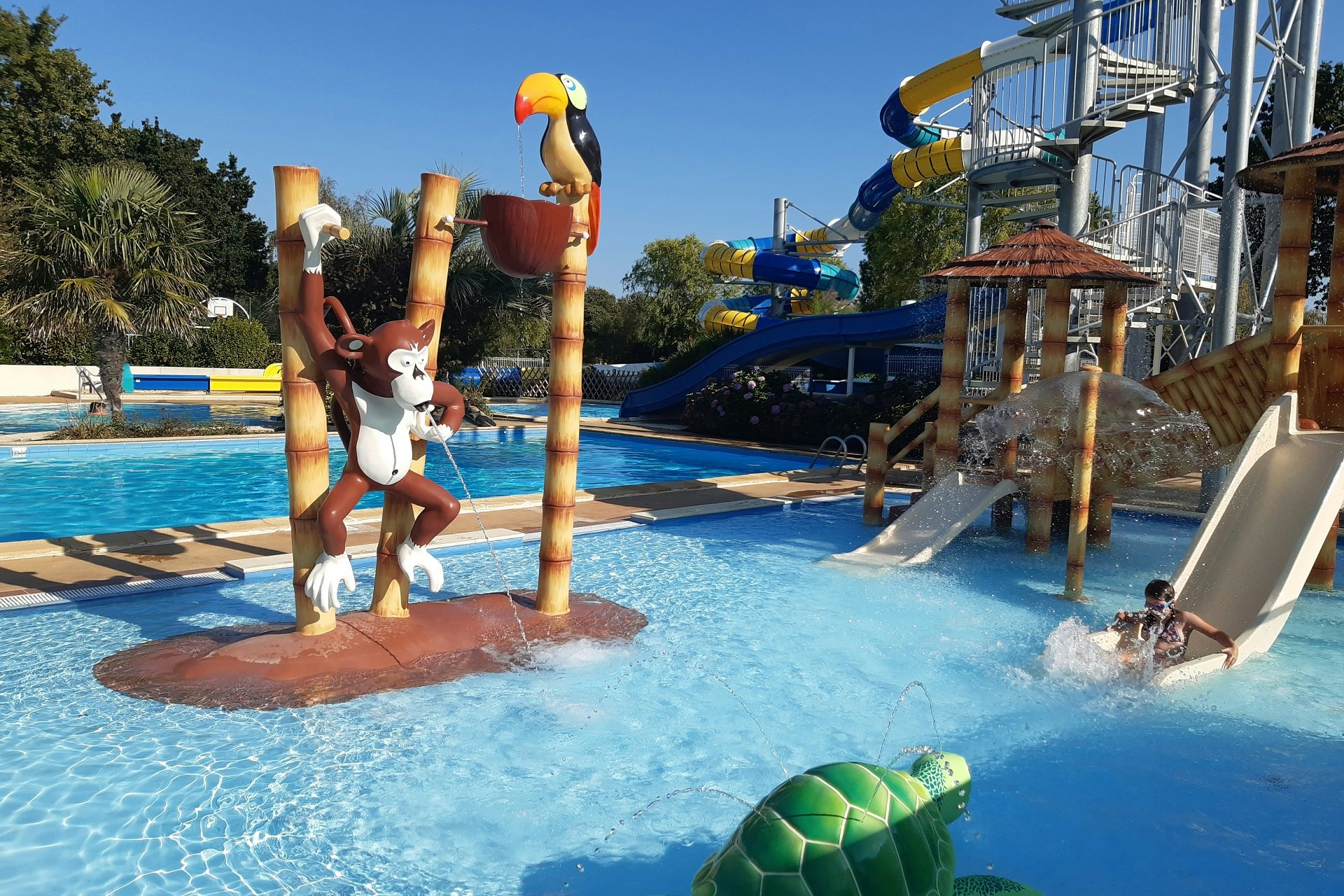Camping de la Piscine - Freibad mit Rutschen auf dem Campingplatz