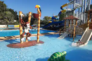 Camping de la Piscine - Freibad mit Rutschen auf dem Campingplatz