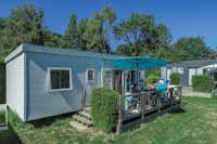 Camping de la Piscine - Mobilheim mit Veranda und Sonnenschirm