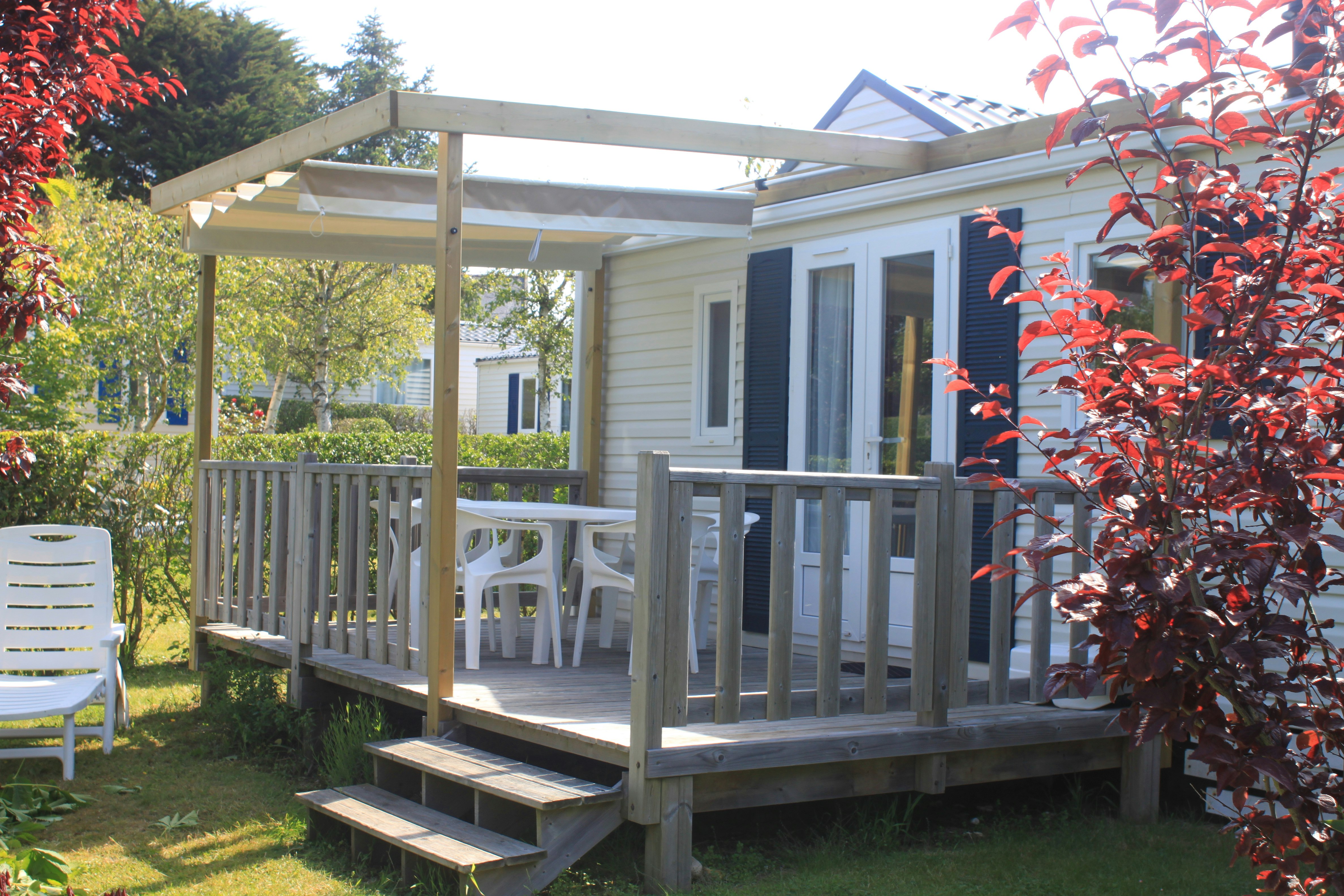 Camping de La Plage - Mobilheim mit Veranda auf dem Campingplatz