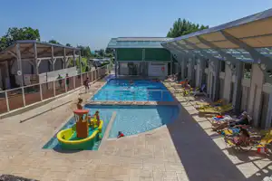 Camping de La Plage - Campingplatzanlage mit Pool und Liegestühlen in der Sonne--