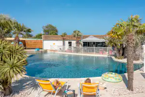 Camping de la Plage - Gäste des Campingplatzes am Pool