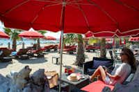 Camping de la Plage  -  Camper auf der Terrasse vom Restaurant auf dem Campingplatz am Strand