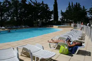 Camping de la Plage - Pool vom Campingplatz mit Liegestühlen in der Sonne
