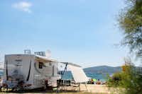 Camping de la Plage  -  Wohnwagen auf dem Stellplatz vom Campingplatz mit Blick auf das Mittelmeer