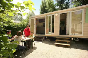 Camping de la Plage - Mobilheim mit Terrasse auf dem Campingplatz