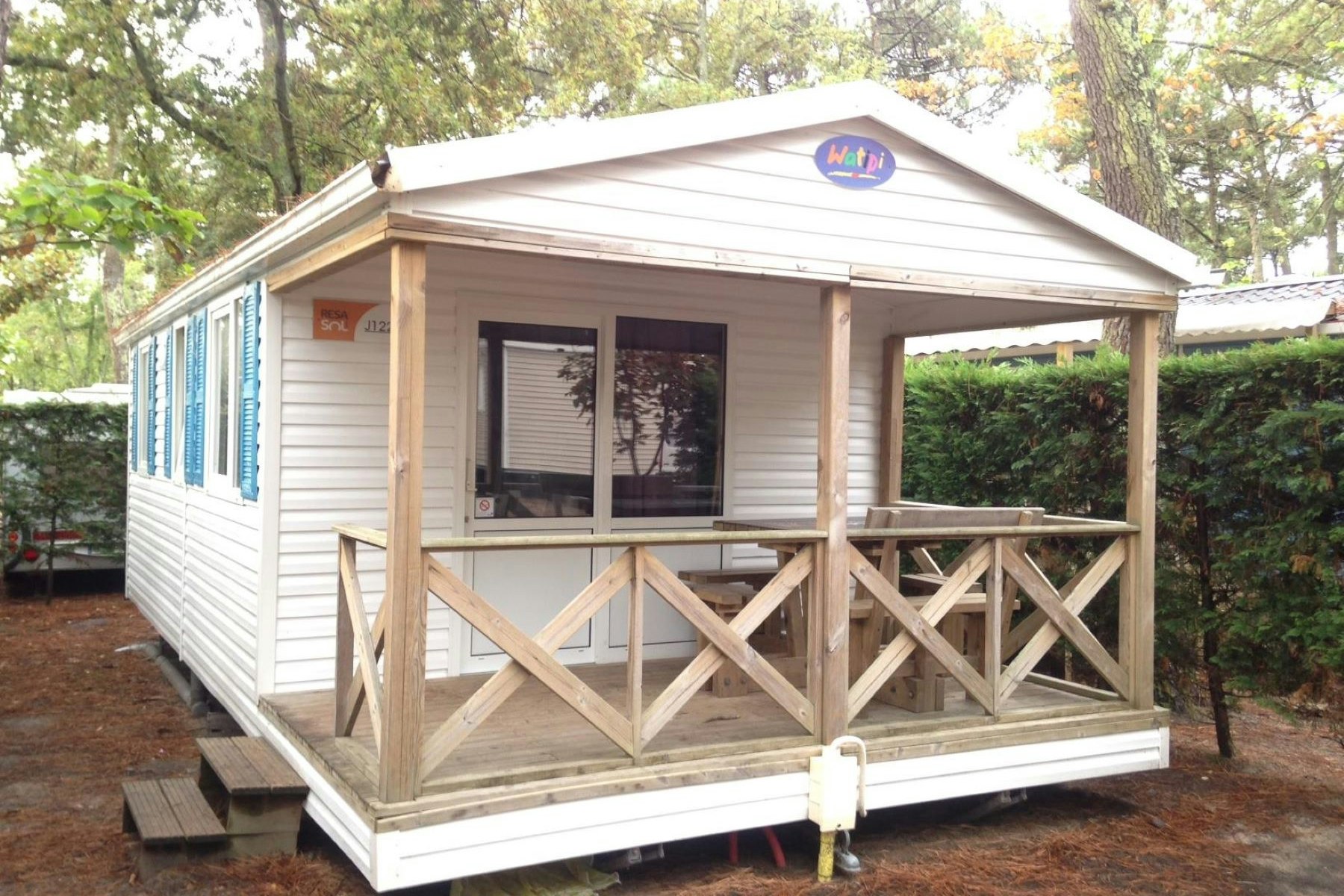 Camping de la Plage  - Mobilheim mit Terrasse auf dem Campingplatz