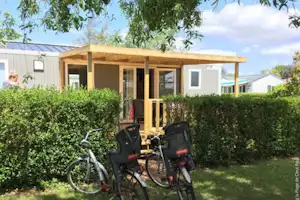 Camping de la Plage de Cleut Rouz - Mobilheim mit Veranda auf dem Campingplatz