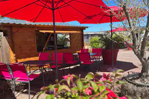 Camping de la Plage de Fermanville - Snackbar mit Terrasse auf dem Campingplatz