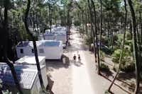 Camping de la Plage de Riez  -  Luftaufnahme vom Stellplatz und den Mobilheimen zwischen Bäumen