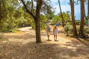 Camping de la Plage de Riez - Camper spazieren auf dem Campingplatz