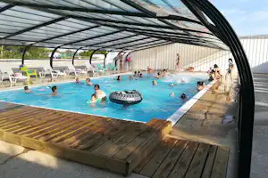 Camping de la Plage Guidel - Überdachter Pool auf dem Campingplatz