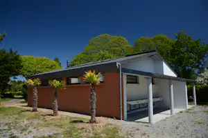 Camping de la Plage - Sanitärgebäude vom Campingplatz mit Waschbecken außen