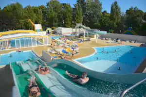 Camping de la Plage - Pool vom Campingplatz mit Wasserrutsche und mit Liegestühlen in der Sonne