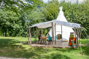 Camping de la Plaine Tonique - Mobilheim mit Terrasse auf dem Campingplatz