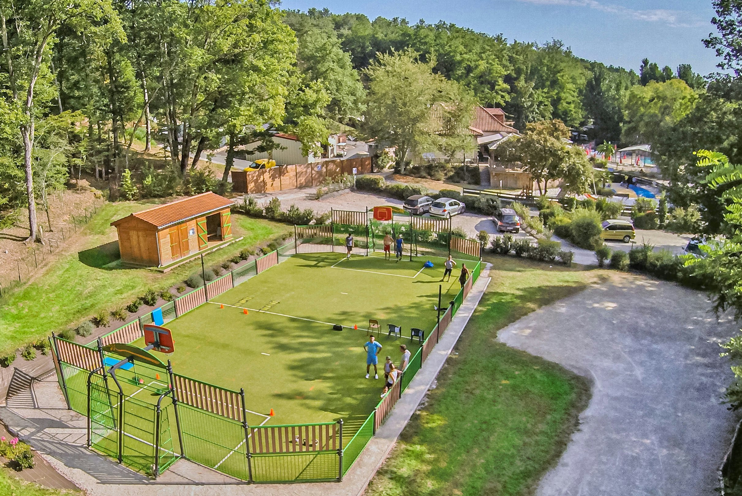 Camping de la Pélonie - Blick auf den Sportplatz auf dem Campingplatz