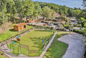Camping de la Pélonie - Blick auf den Sportplatz auf dem Campingplatz