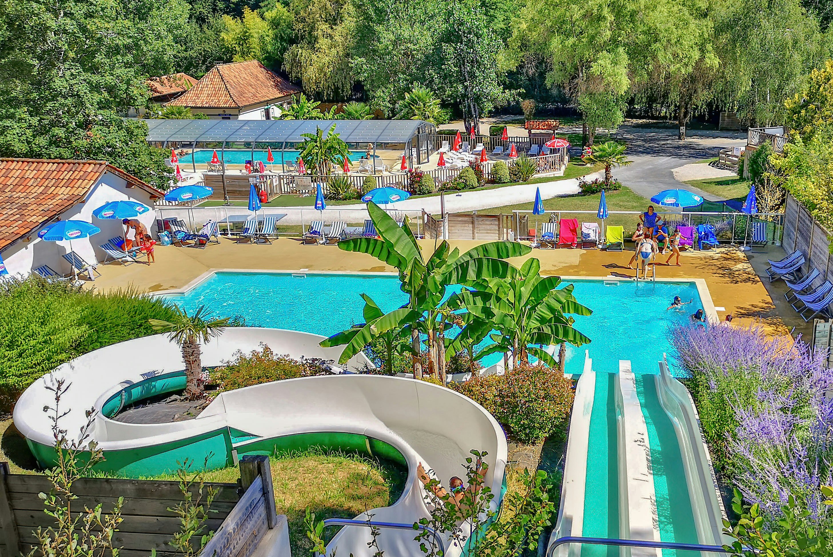 Camping de la Pélonie - Freibad mit Rutschen auf dem Campingplatz