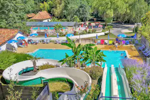 Camping de la Pélonie - Freibad mit Rutschen auf dem Campingplatz