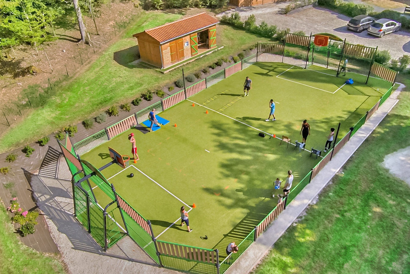Camping de la Pélonie - Mehrzwecksportplatz auf dem Campingplatz