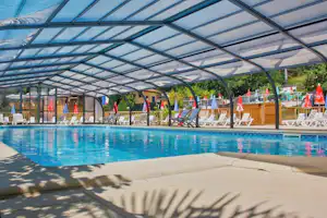 Camping de la Pélonie - Pool mit Überdachung auf dem Campingplatz