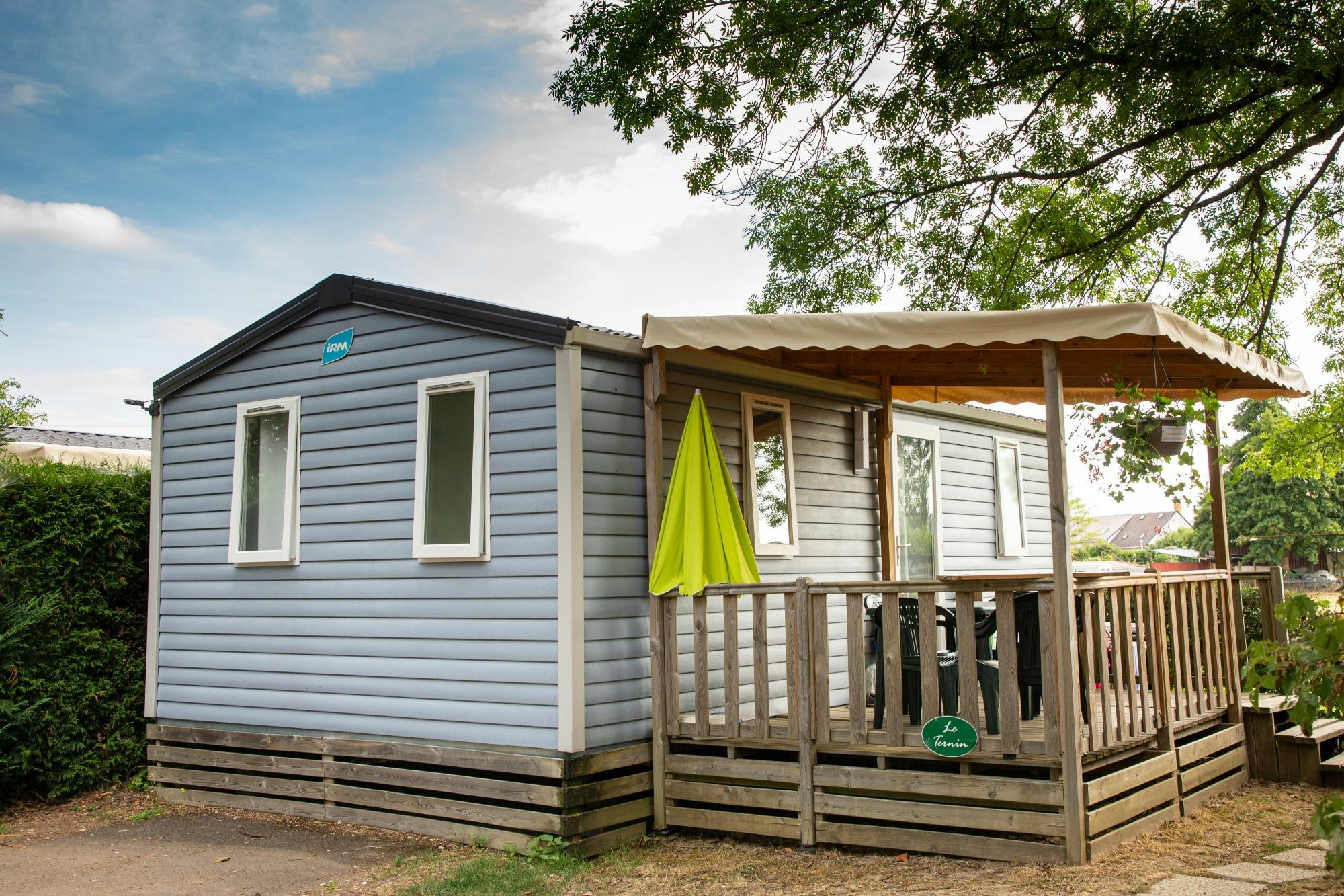 Camping d'Autun  Camping de la Porte d'Arroux  - Mobilheim mit Veranda auf dem Campingplatz