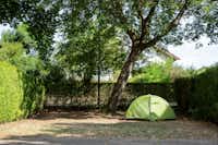 Camping d'Autun  Camping de la Porte d'Arroux - Wohnmobil- und  Wohnwagenstellplätze im Schatten der Bäume
