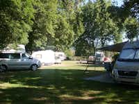 Camping de la Porte d'Arroux -    Wohnmobilstellplätze und  Wohnwagenstellplätze auf dem Campingplatz