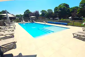 Camping de la Pra - Pool im Freien mit Liegestühlen und Sonnenschirmen