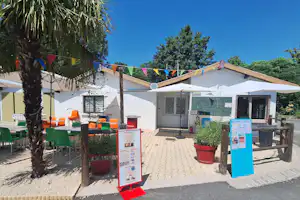 Camping de la Pra - Restaurant mit Terrasse auf dem Campingplatz