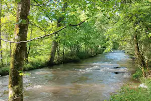 Camping de la Pra - Blick auf den Fluss am Campingplatz