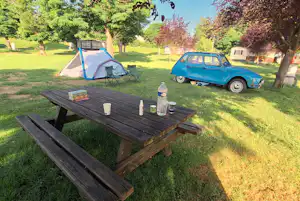 Camping de la Pra - Picknickbank auf der Zeltwiese auf dem Campingplatz