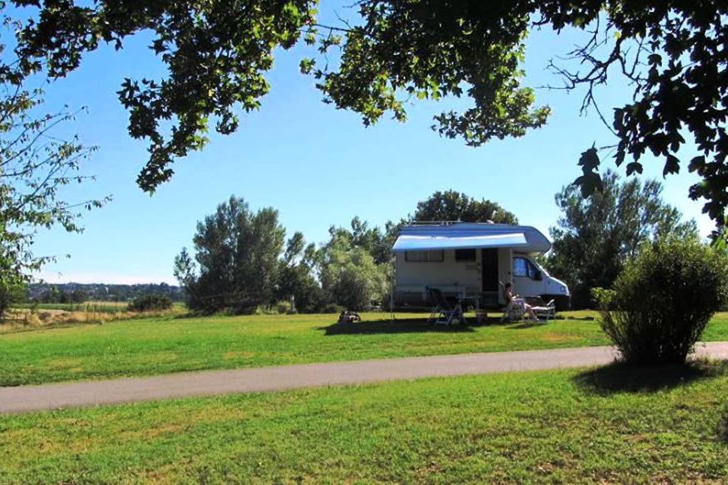 Camping de la Route Bleue  -  Camper am Wohnmobil auf dem Stellplatz vom Campingplatz